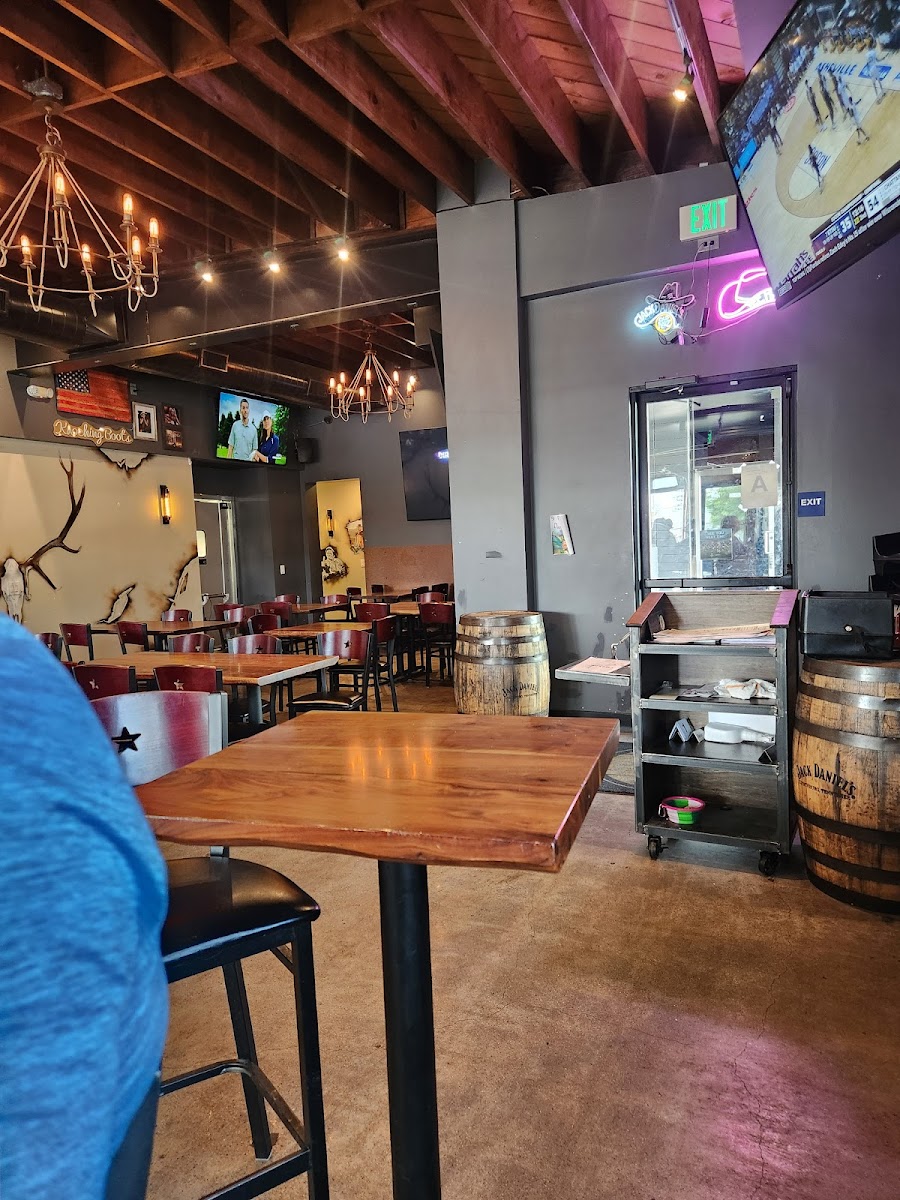 Klüddes Smokehouse + Saloon-4